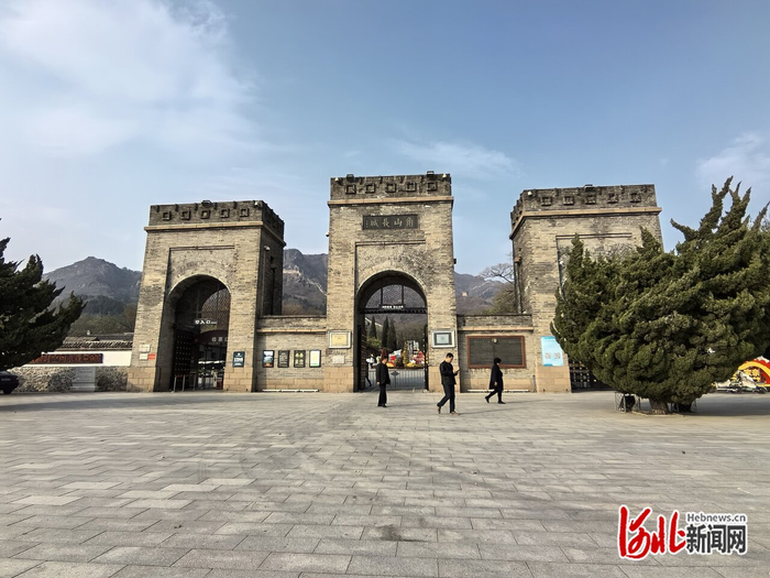 11月8日，市民在角山景区游玩。 河北日报记者 张辉摄