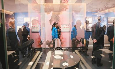 参观者在中国科学院与“两弹一星”纪念馆参观展览。新华社记者 金立旺摄