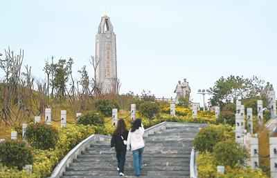 浙江台州在大陈岛设置红色旅游地标12处，图为游客参观大陈岛垦荒纪念碑及雕塑。新华社记者 黄宗治摄