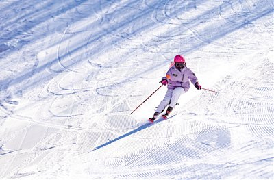 滑雪爱好者在呼伦贝尔市扎兰屯金龙山滑雪场大众冰雪季活动中体验滑雪。新华社发（王正 摄）
