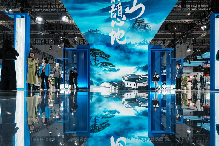 　　“烟雨大黄山，心灵休憩地”开放式巨型穹幕沉浸式空间