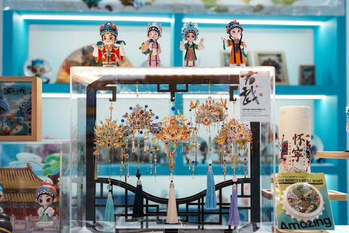 　　“怀宁有礼”展台前黄梅戏冠展示