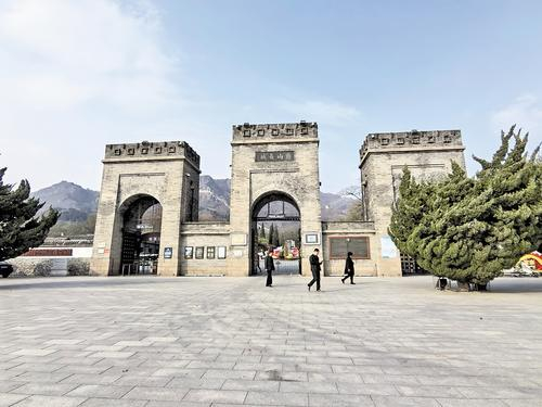     11月8日，市民在角山景区游玩。 本报记者 张辉摄