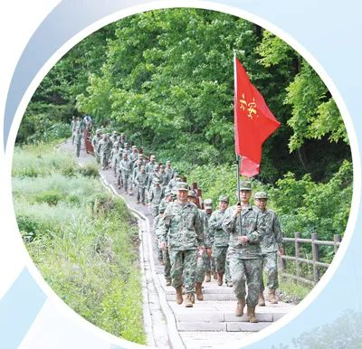 安徽省六安军分区组织全体官兵在舒城县新四军第四支队旧址参观见学。邵成山摄