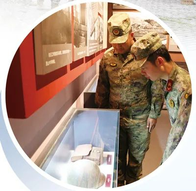 安徽省霍山县人武部组织基干民兵参观大别山安徽红色区域中心纪念馆。汪鹏飞摄