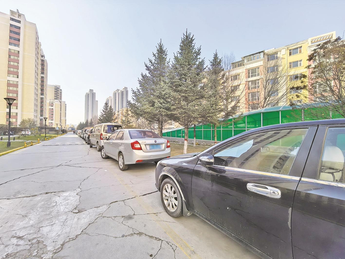 11月14日14时50分许，小区院内西路施划的停车位上停满了车辆。西海全媒体记者 季蓉 摄