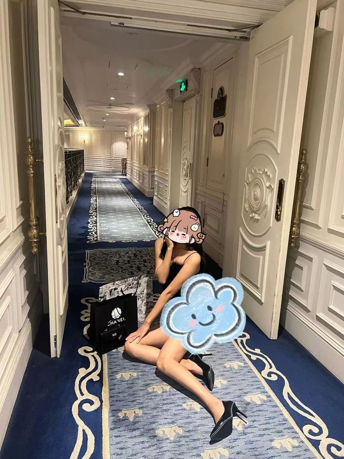 在酒店的走廊上，拍摄出的部分成片。图 / 每日人物