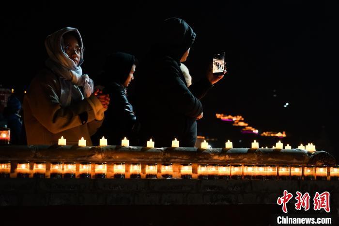 11月25日，青海塔尔寺燃灯日现场。中新社记者 马铭言 摄