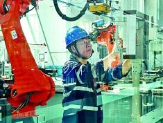 霍林郭勒市矿山机电检修公司车间工人正在工作。张启民摄/光明图片