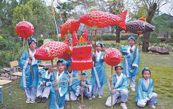 身着古时童子服饰的武夷山朱子学校学生们表演龙鱼戏。（受访学校供图）