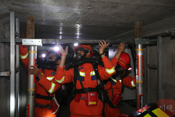 在矿山模拟救灾项目中，参赛选手搭建巷道支护。