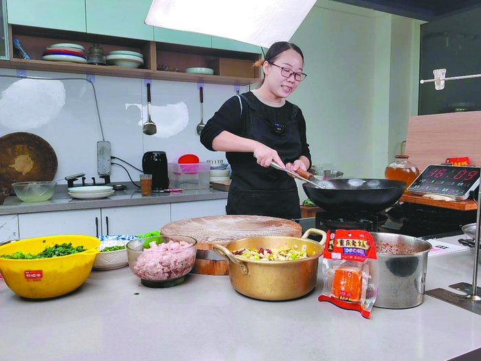     佳仙食品主播直播间里教火锅底料烹饪方法
