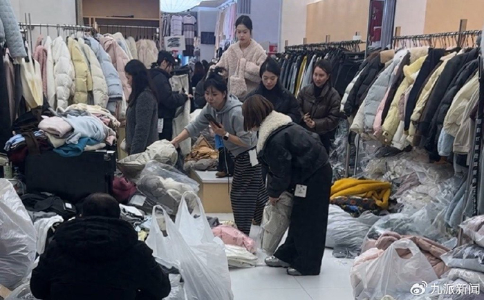 服装店员工忙得热火朝天。 图/九派新闻记者 余兆晨