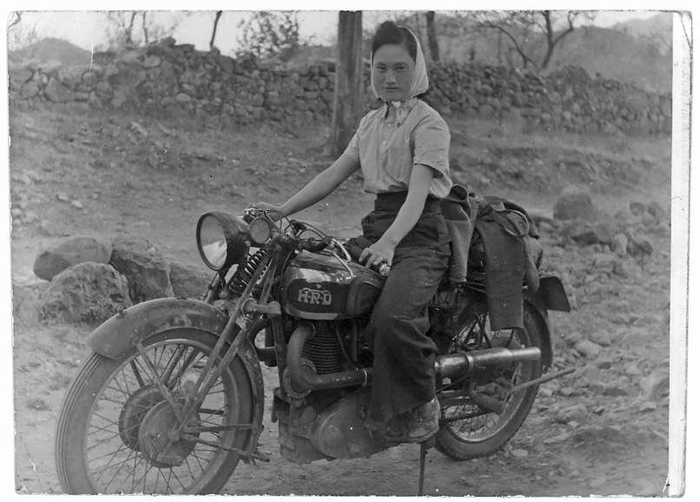抗日战争时期，林迈可与李效黎经常骑着摩托车前往北京西山，为八路军运送药品和物资。图为骑着摩托车的李效黎。