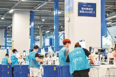 在广东省惠州市，工作人员在菜鸟惠州跨境仓里忙碌。蔡念摄