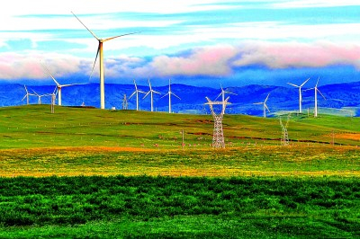 扎鲁特旗扎哈淖尔工业园区国家电投内蒙古公司电力分公司D厂风电站，风车迎风运转。张启民摄/光明图片