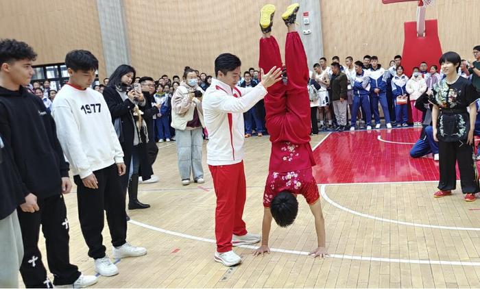 奥运冠军刘洋在兵团二中，现场与该校武术队学生互动交流体操动作。兵团日报全媒体记者马燕 、王素凡 摄