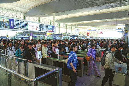 成都东站检票口。中国铁路成都局集团成都车站供图