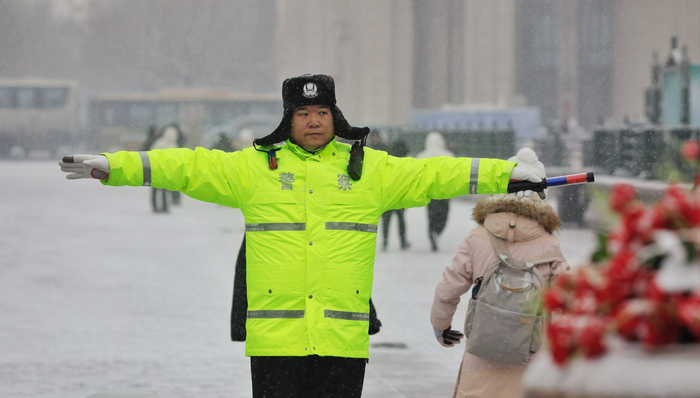哈尔滨市道里交警大队三中队辅警周鸿峰在岗位执勤