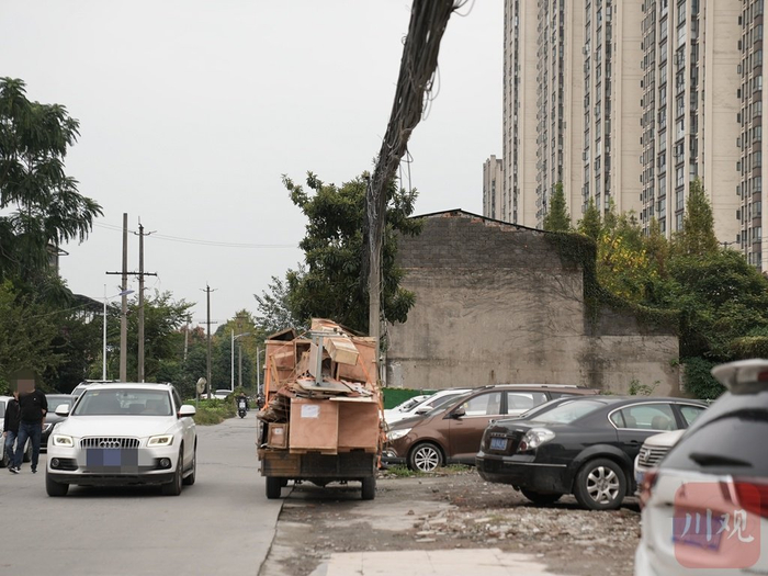 越野车和小货车错车，司机都小心翼翼