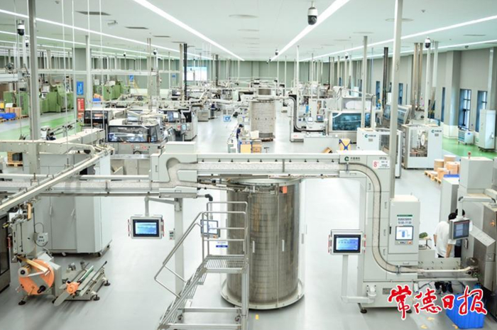 湖南中烟常德卷烟厂卷包车间一角。通讯员 李轲 摄