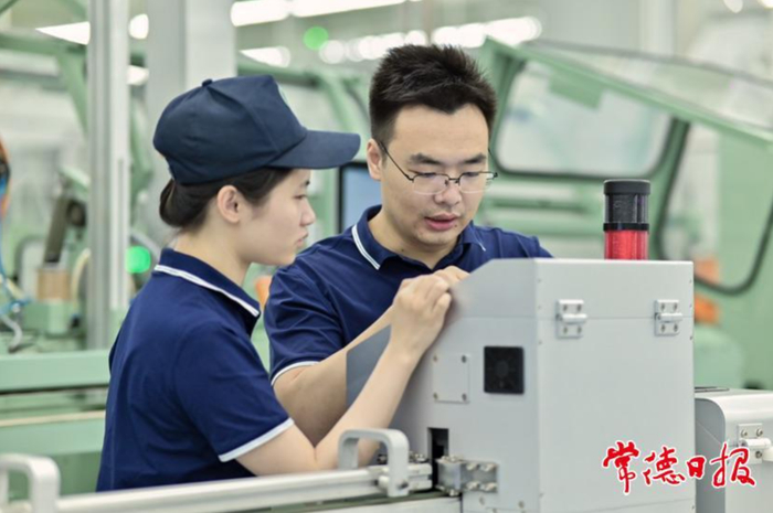 湖南中烟常德卷烟厂操作工查看设备运行情况。通讯员 李轲 摄