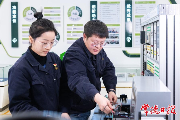 湖南中烟常德卷烟厂动力车间数字化青年人才在试验数据采集装置。通讯员 谭佳亮 摄