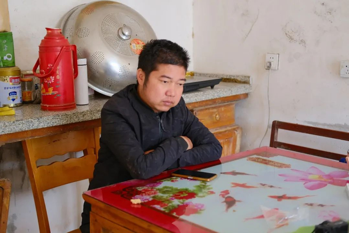 张明经常说：“要是听说过尘肺病的话，我们肯定不干了，谁干这个啊。”/南风窗记者 祝越 摄
