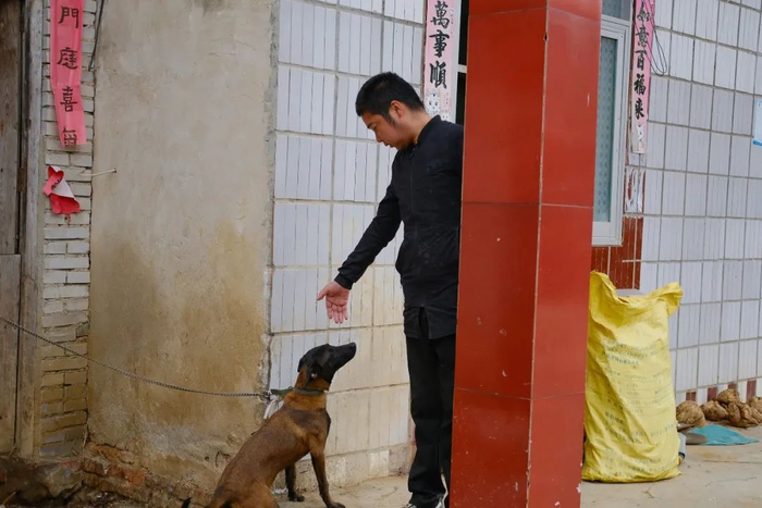 尘肺病剥夺了患者的体力，张明无法外出打工，但每天仍要出门走一走/南风窗记者 祝越 摄