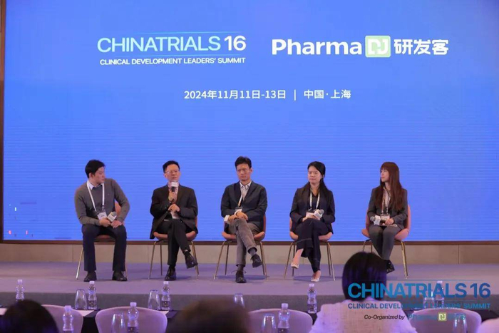 陈杰博士（左二）在发言