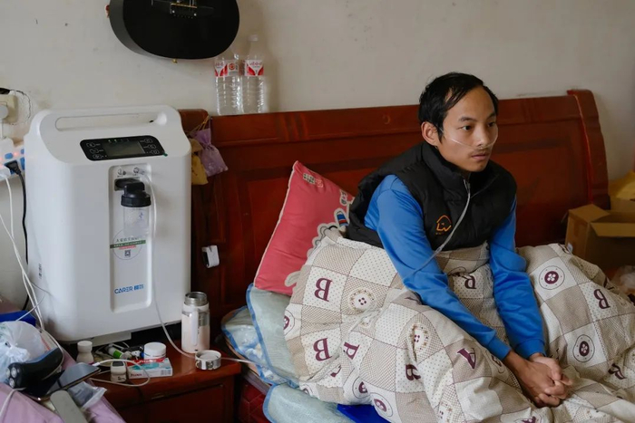 出院回家后，李小炳的状况不太好，需要24小时吸氧/南风窗记者 祝越 摄