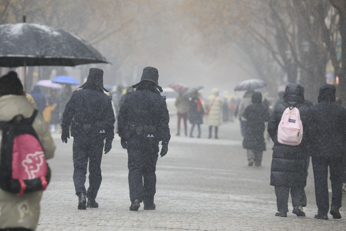 执勤民警的背影