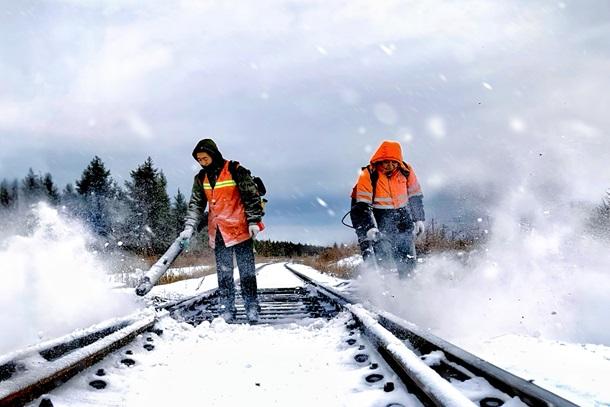 信号工清理线路岔区积雪