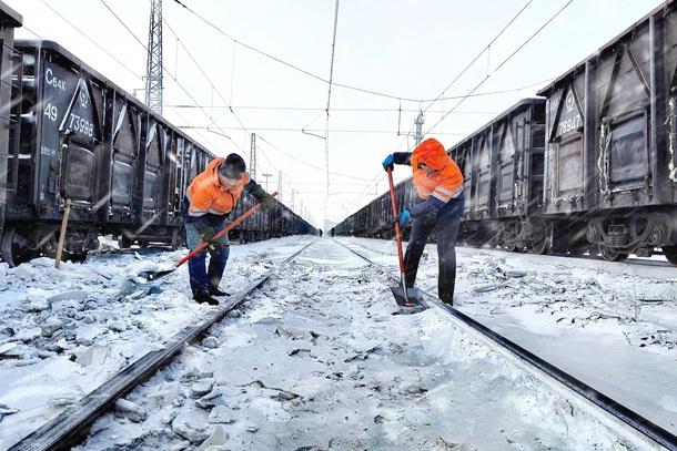 信号工清理铁道线路积雪