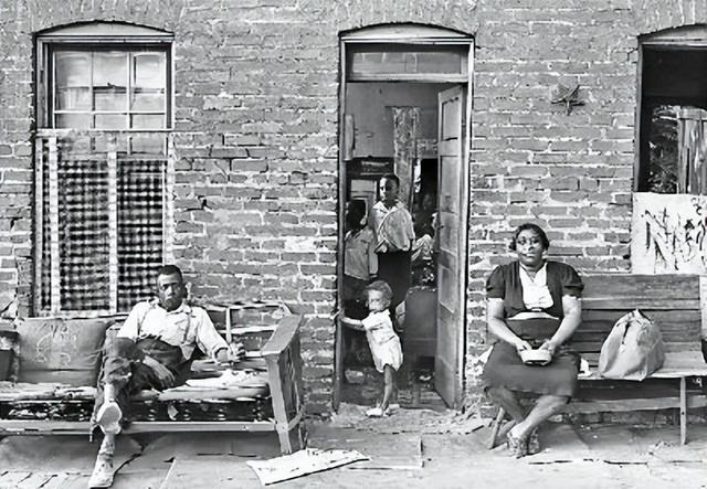 图片说明2：1937年，华盛顿特区贫困地区的一个黑人家庭。