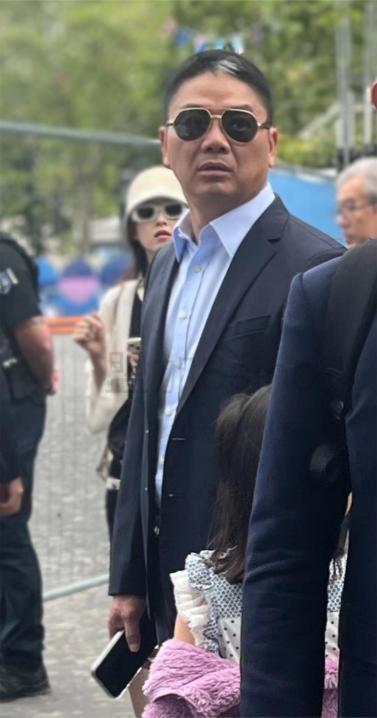 刘强东一家三口 图源:小红书
