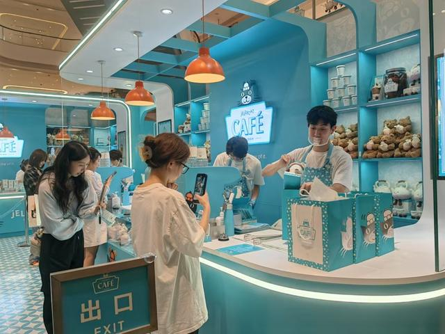 消费者纷纷拍下“过家家”过程（钟菡 摄）