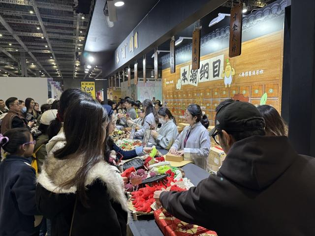 年轻人“抓中药”（简工博 摄）