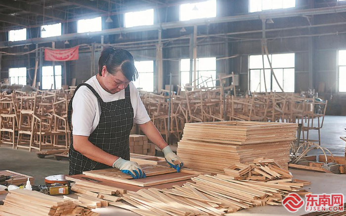 永安的福建悦竹悦居家具有限公司生产车间内，工人正在拼装产品。