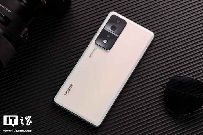 ▲ IT之家开箱：荣耀 80 GT 流光幻镜