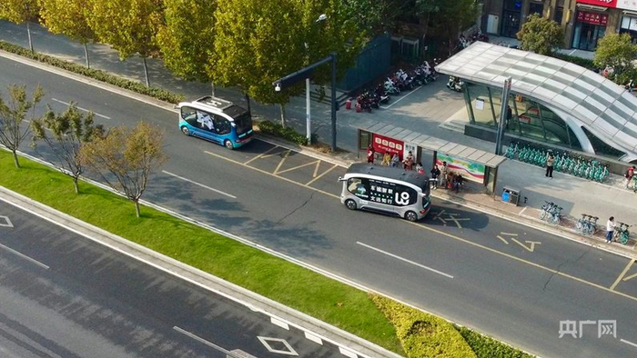 运行中的无人小巴车（央广网记者  王纪民  摄）