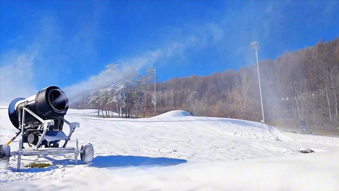 万峰通化滑雪度假区“火力全开”造雪忙。李铭摄