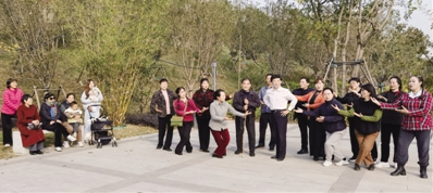 在市城区申伯公园演出《念奴娇·追思焦裕禄》