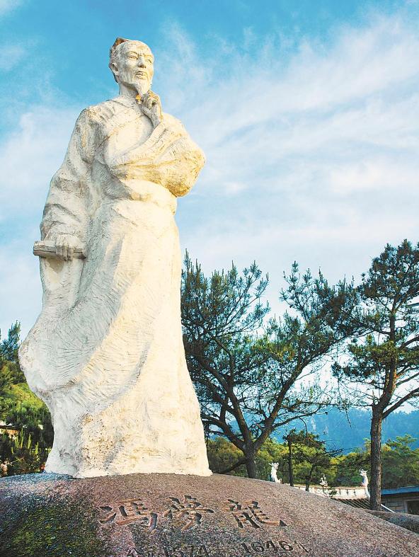 位于寿宁县南阳镇南山顶景区的冯梦龙塑像 龚健 摄