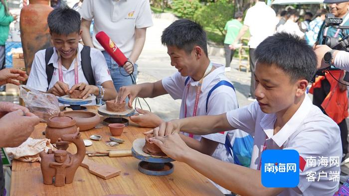 　　运动员体验泥陶制作。海报集团全媒体中心记者 汪承贤 摄