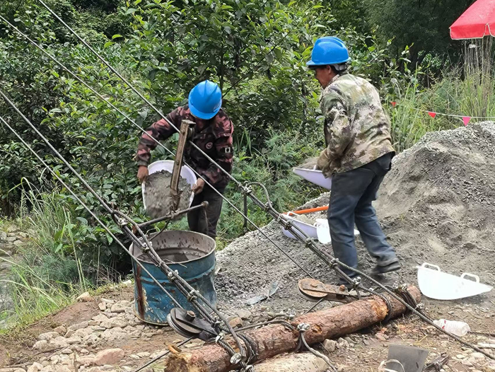 玉维高速配套设施外部供电工程施工单位引入山地专用缆车运输物资。（建设单位供图）