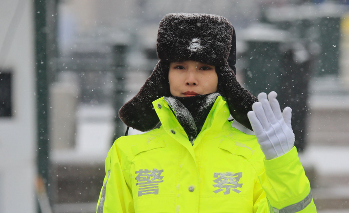 哈尔滨市道里交警大队三中队辅警贺涵在岗位执勤