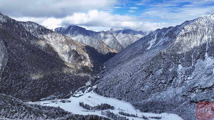 位于汶川县灞州镇的阿尔沟景区雪景美如画。