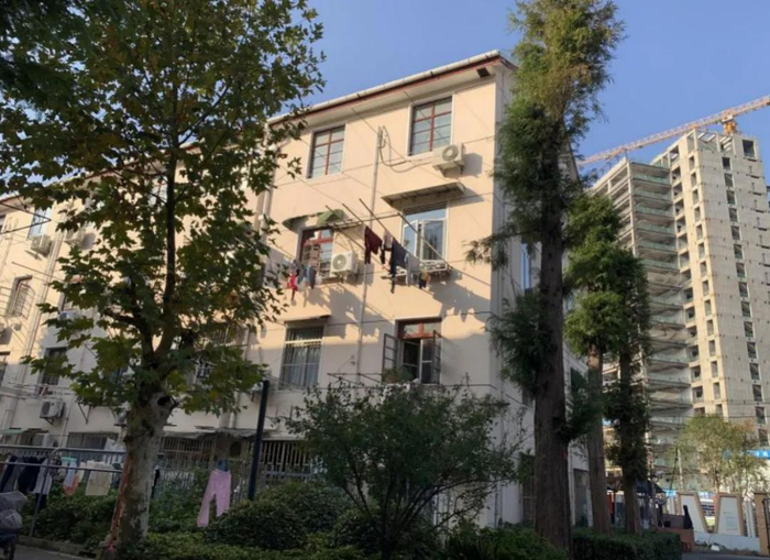 天山五村小区内，抬头可见在建的晶耀虹桥综合体 