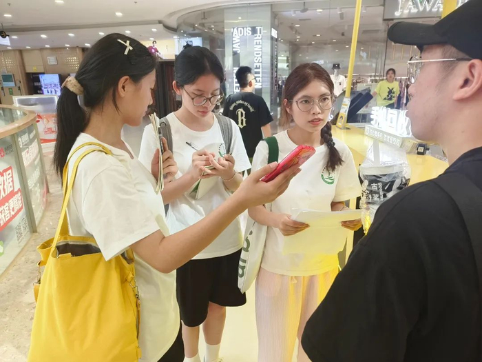 ▲“大学生积极心理健康素养调查”实践队采访在校大学生